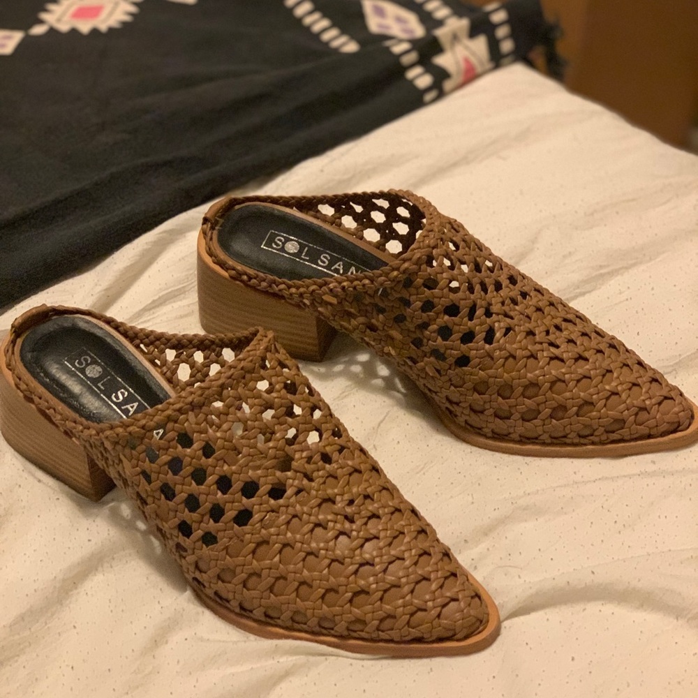 Trendy woven mules